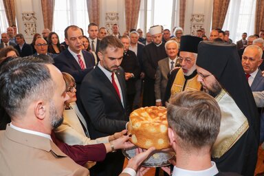 A nagy vértanú és győztes Szent György, a város védőszentje tiszteletére Szent György napján ünnepi rendezvénnyel fogadták a vendégeket a városházán (Fotó: novisad.rs)