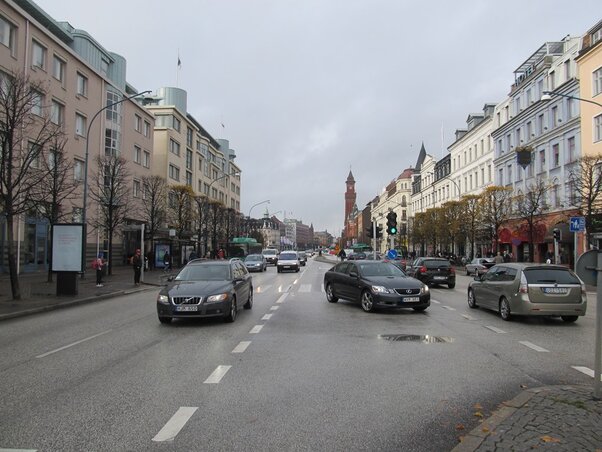 Este minden megtelik élettel