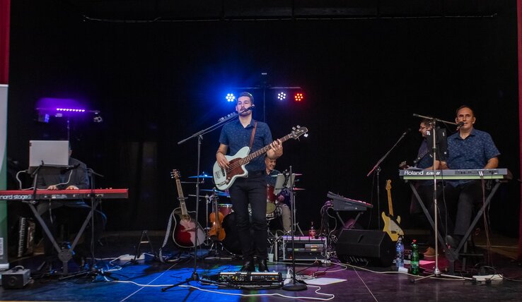 Miklós Miklós és zenekara együtt lélegzett a díszes vendégsereggel (Faragó Szabolcs felvétele)