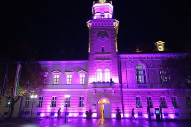 Lila színben pompázik a nagykikindai városháza (Fotó: Vidács Hajnalka)