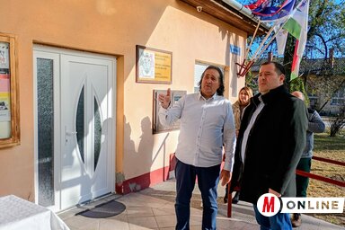 Szarapka Ede köszönetet mondott Fejszámer Róbertnek a beruházás finanszírozásáért (Fotó: Bajić Jenei Klementina felvétele)