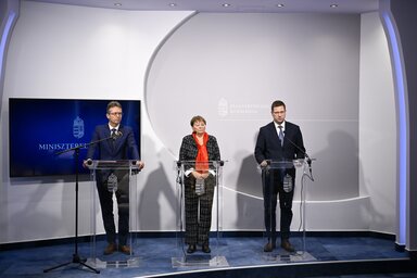 Hankó Balázs,Kusovszky Imréné és Gulyás Gergely (Fötó: MTI)