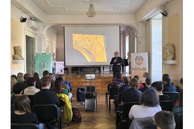 Bősze Ádám a tudatos zenehallgatás világába vezette be a diákokat/Fotó: Dér Dianna