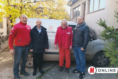 Budimir Marić titkár, Szatmári Adrián községi elnök, Hózsa Attila önkéntes és Tomik Nimród, a községi tanács tagja Bajsán (Fotó: Kazinczy Paszterkó Diana felvétele)