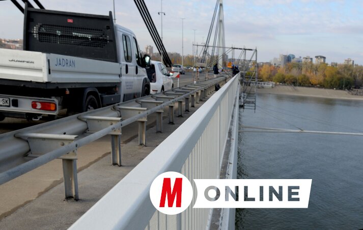 A fémelemeket belülről is homokozzák, majd újrafestik, korrózióvédelem céljából. A bal oldalon, a Strandon, a híd alatti részen állították fel a munkálatok bázisát, itt működnek a kompresszorok, amelyek a nagy
nyomású levegőt a hídtesten belülre helyezett csöveken keresztül pumpálják oda, ahol a munkásoknak éppen szükségük van rá. A felújítás még sokáig el fog tartani, a forgalomkorlátozások legfeljebb a szélső sávokat érintik (Fotó: Dávid Csilla felvétele)