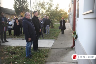 Hugyik Richárd és Hajvert Ákos megkoszorúzza az emléktáblát. (Fotó: Lakatos János)