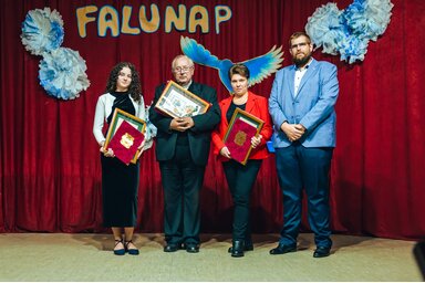 Vajda Anna, Utasi Jenő és Bata Johanna átveszi a díjakat Erdélyi Olivér tanácselnöktől (Kádár Áron felvétele)