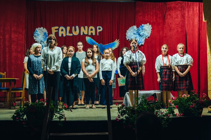 Az iskolások produkciójukban a boldogság kék madarát keresték (Fotó: Kádár Áron)