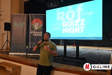 Csütörtökön a művelődési központban a fiataloké volt a főszerep: ismerkedés, barátkozás és szórakozás minden mennyiségben (Fotó: Ótos András felvétele)