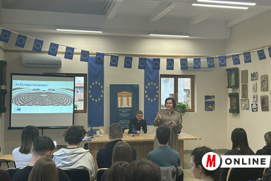 Vicsek Annamária Az EU működése és az Európai Parlament szerepe címmel tartott előadást (Kancsár Izabella felvétele)