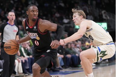 Tyrese Maxey (labdával) játékával nem tudott mit kezdeni a Bucks (Fotó: Beta/AP)