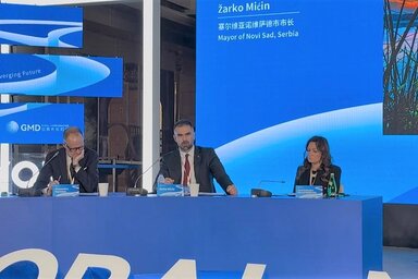 Žarko Mićin polgármester egy kínai világfórumon ismertette a város nagy projektjeit, beszélt a kiérdemelt címekről és a zöldfejlesztésekről is (Fotó: novisad.rs)
