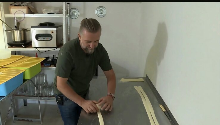 György László sajtkészítés közben (Fotó: Facebook/László Schultz György)