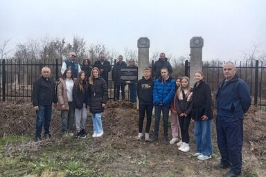 A zsidó hitközség és a verbászi önkormányzat képviselői a torzsai zsidó temetőben (Fotó: Paraczky László)