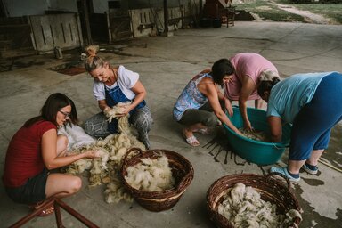 A gyapjú feldolgozása (Fotó: Bácsfeketehegy Értéktárbizottság)