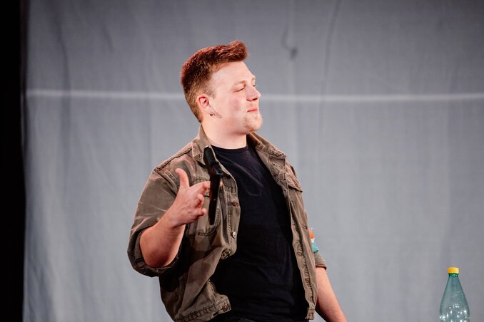 Fercsik Bence-Máté a Hadközeg az Angyalok nem sírnak című produkcióban (Fotó: Fercsik Bence-Máté archívuma)