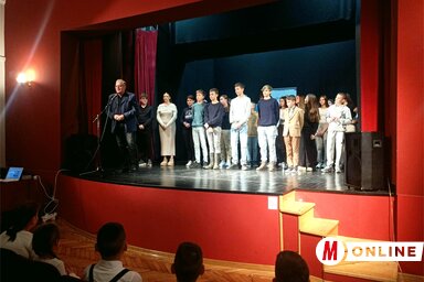 A műsor végén Szlákó József gratulált a fellépőknek, akik együtt ünnepeltek a színpadon (Fotó: L. Móger Tímea felvétele)