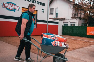 Van aki hobbiból, van aki nagyban nevel jószágot, de egyre több a házi kedvenc is (Fotó: Facebook/Mikra Coop)