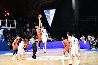 Thompson és Kennedy ugrik a labdáért (Fotó: Tóth Tibor felvétele)