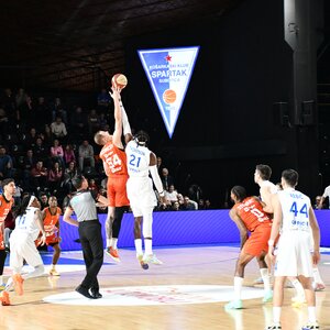 Thompson és Kennedy ugrik a labdáért (Fotó: Tóth Tibor felvétele)