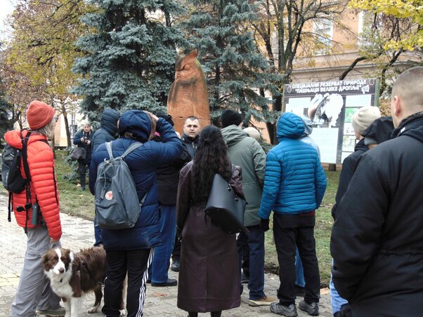 A kirándulók érdeklődve hallgatták idegenvezetőjüket (Fotó: Vidács Hajnalka)