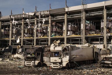 A jelentés szerint találat érte a G. M. Berijev nevét viselő TANTK repülőgép-javító üzemet, valamint a Molnyija – Atlant Aero nevű dróngyártó vállalatot (Fotó: Beta/AP)