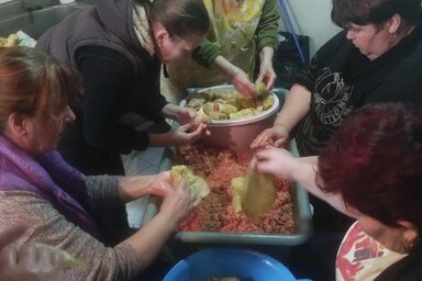 Készül a nagycsaládos szárma (Fotó: Kincse)