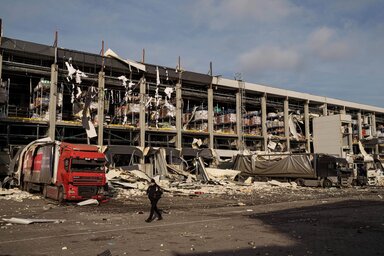 A Kijevet ért légicsapásban súlyosan megrongálódott a Novus áruházlánc modern logisztikai központja is, ahol négyen vesztették életüket, öten megsebesültek (Fotó: AP via Beta)