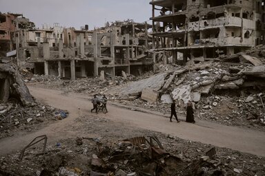 Palesztinok sétálnak a lerombolt épületek romjai között Gázában (Fotó: AP via Beta)