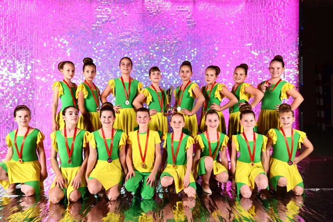 Az It’s Raining Men című produkció ezüstérmet szerzett (Fotó: Petőfi Sándor Magyar Kultúrkör)