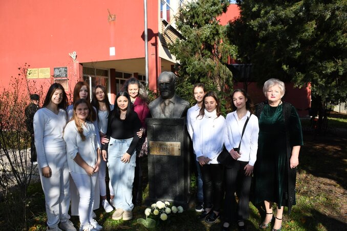 Az ünnepség Jovan Jovanović Zmaj mellszobrának koszorúzásával kezdődött (Fotó: Paraczky László)