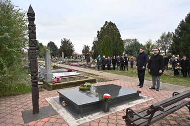 Főhajtás Csubela Ferenc sírjánál (Ótos András felvétele)