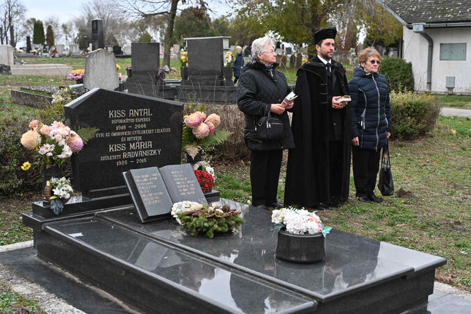 Fohász Kiss Antal esperes nyughelyénél (Ótos András felvétele)