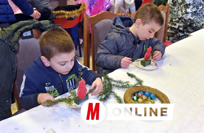 A gyerekek saját karácsonyi asztaldíszeket készítettek. (Fotó: Gergely Árpád)