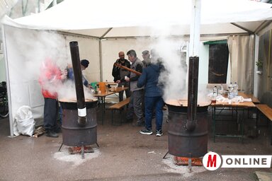 Két kotlaházban forrt a víz már kora reggel (Paraczky László felvétele)