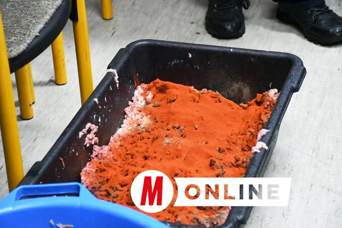 Alapos gyúrást követően finom kolbász készül