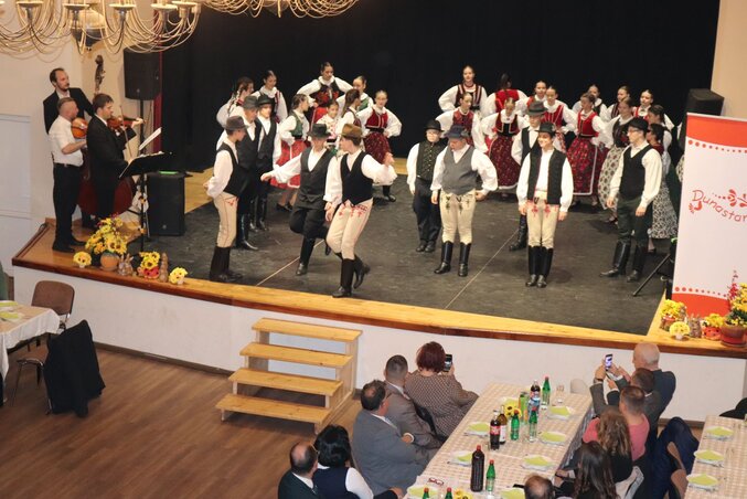 A műsorban felléptek a művelődési központ keretében működő néptánccsoportok... (Fotó: Szentmártoni László)