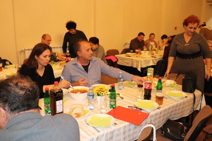 A szervezők pörkölttel kedveskedtek a vendégeknek (Fotó: Szentmártoni László)