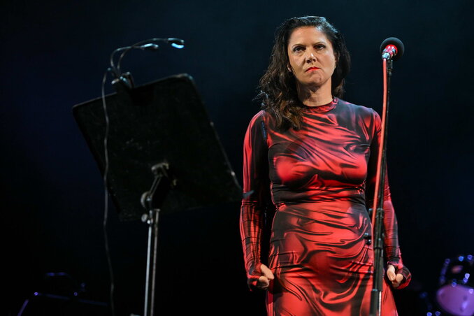 Crnkovity Gabriella Urbán András előadásában