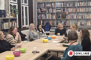 A könyvtár olvasótermében találkoznak az Olvasólámpa Kör tagjai (Fotó: Gulyás Réka felvétele)