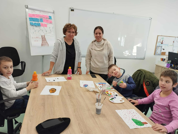 Kreatív műhelymunkán a Testvériség Általános és Középiskola
tanulói (Fotó: Kancsár Izabella)