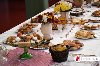 Terüljasztalkám a szenttamási iskola előcsarnokában (Fotó: Paraczky László)