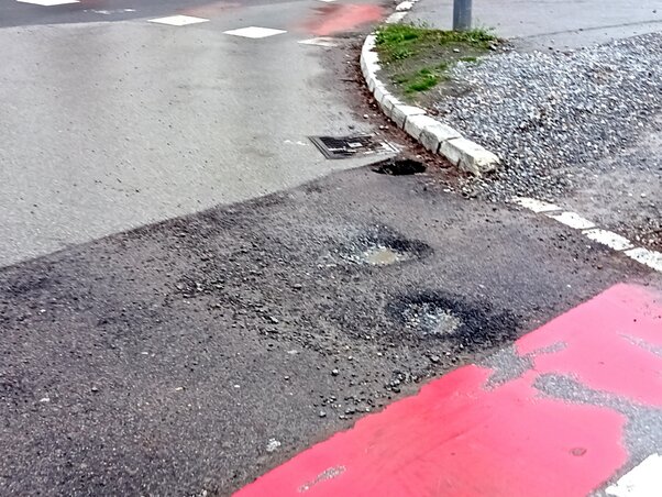 A Patria Hotelnél rövid idő alatt megsüllyedt az aszfalt / Fotó: Benedek Miklós