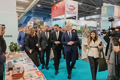 Séta a kiállításon a megnyitó után (A tartományi kormány felvétele)