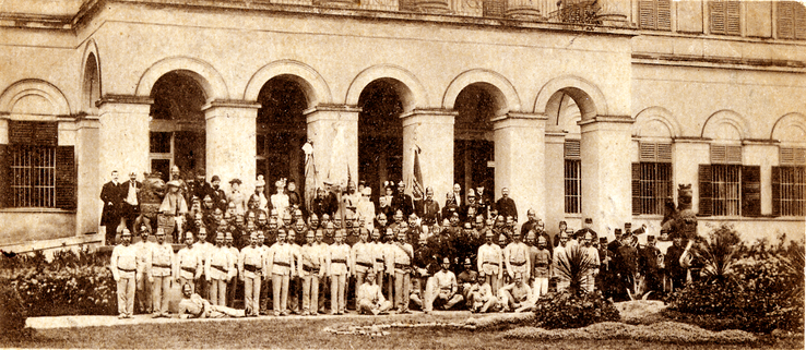 Ebben a (ma már lebontott) kastélyban vendégeskedtek Munkácsyék 1862-ben. A képen a beodrai tűzoltó-egylet díszfelvonulása látható a bejárat előtt (A szerző tulajdona)