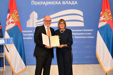 Brindza Lajos a díjat Maja Gojkovićtól, a tartományi kormány elnökétől vette át Újvidéken (Fotó: Tartományi Kormány)