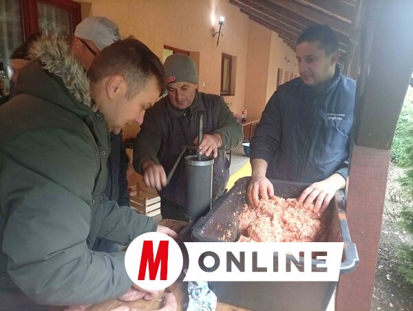 Mehet a kolbásztöltelék a bélbe (Vidács Hajnalka felvétele)