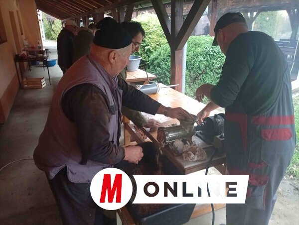 Az abálólében megfőtt belsőségeket is ledarálták (Vidács Hajnalka felvétele)