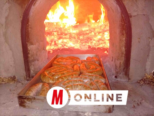 Kolbász a kemencébe (Vidács Hajnalka felvétele)