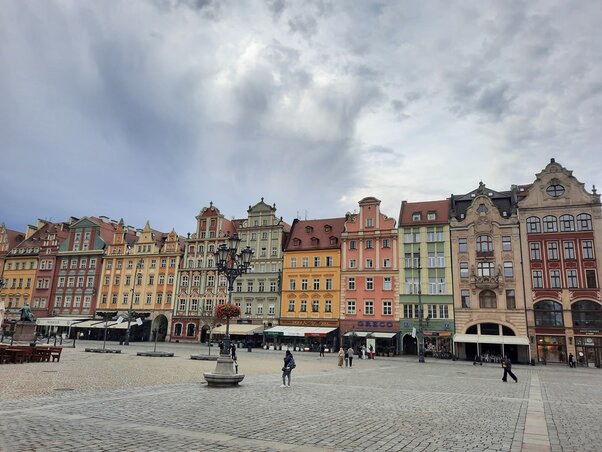 A főtér tarka házai